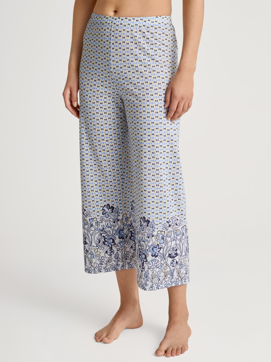 Damen-Model trägt 7/8-Pants aus Modal in Blau, Floral aus Serie Favourites Joy von CALIDA, Vorderansicht