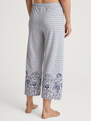 Le mannequin Femme porte le/la Pantalon 7/8 en Modal de couleur Bleu, Floral, de la série Favourites Joy de CALIDA, Vue arrière