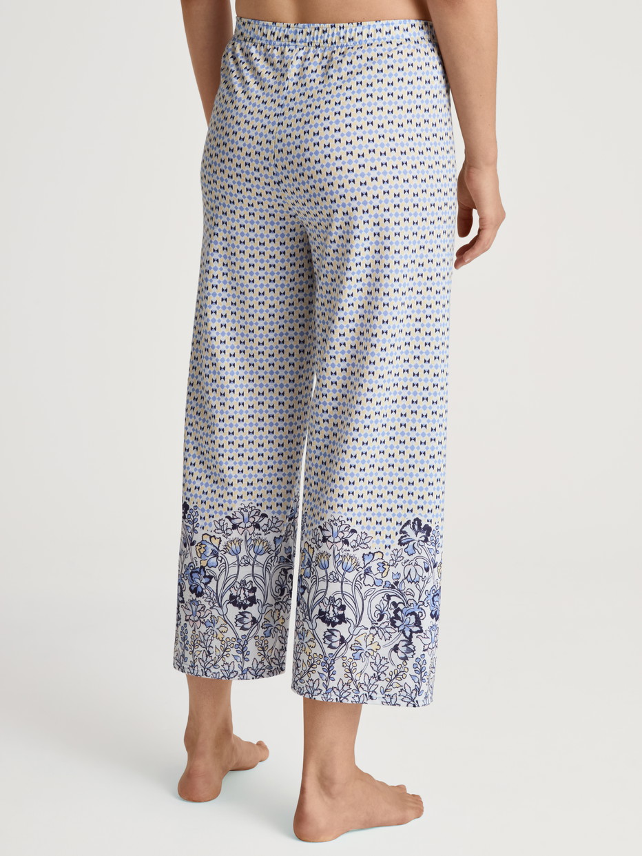 Damen-Model trägt 7/8-Pants aus Modal in Blau, Floral aus Serie Favourites Joy von CALIDA, Rückansicht