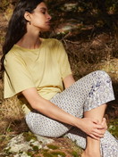 Le mannequin Femme porte le/la Pantalon 7/8 en Modal de couleur Bleu, Floral, de la série Favourites Joy de CALIDA