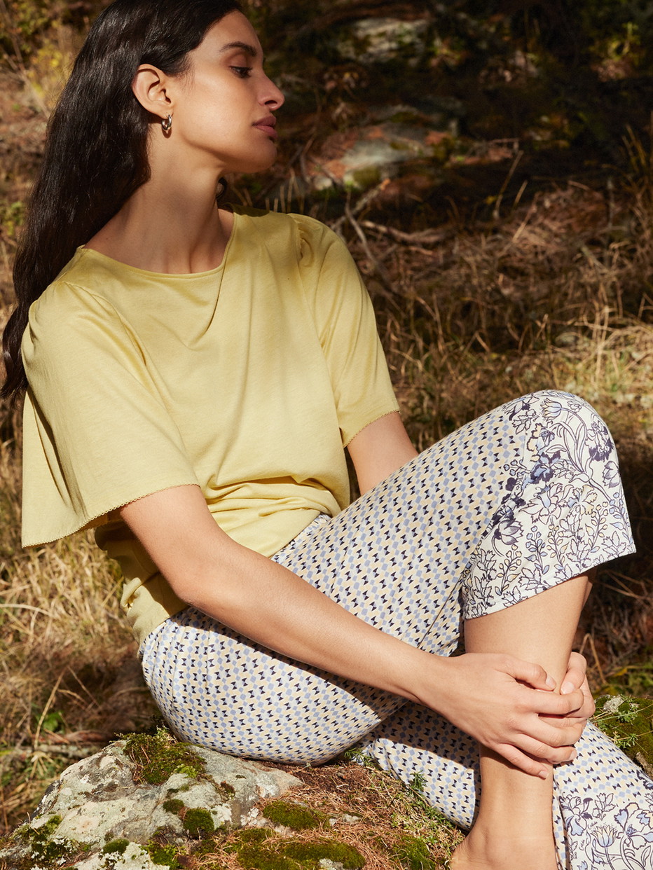 Damen-Model trägt 7/8-Pants aus Modal in Blau, Floral aus Serie Favourites Joy von CALIDA