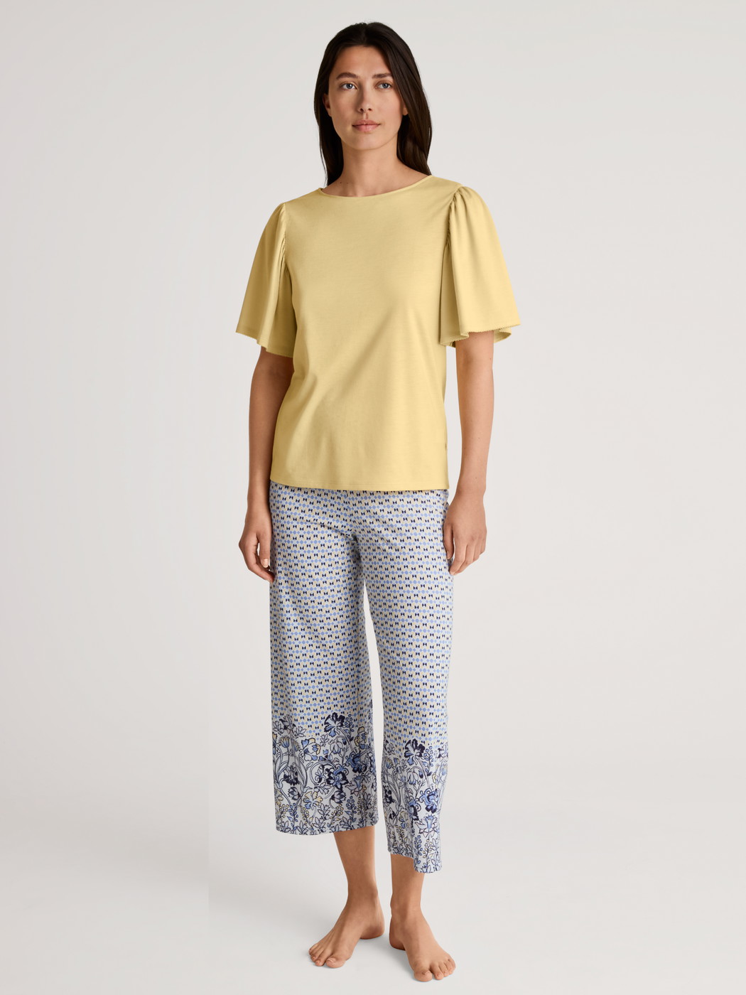 Le mannequin Femme porte le/la Pantalon 7/8 en Modal de couleur Bleu, Floral, de la série Favourites Joy de CALIDA, Tenue