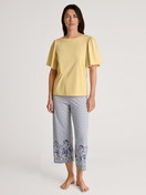 Le mannequin Femme porte le/la Pantalon 7/8 en Modal de couleur Bleu, Floral, de la série Favourites Joy de CALIDA, Tenue