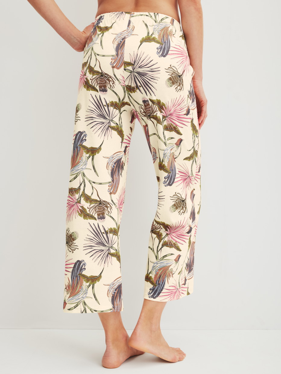 Damen-Model trägt 7/8-Pyjamahose aus 100% Baumwolle in Beige, Floral aus Serie Favourites Arts von CALIDA, Rückansicht