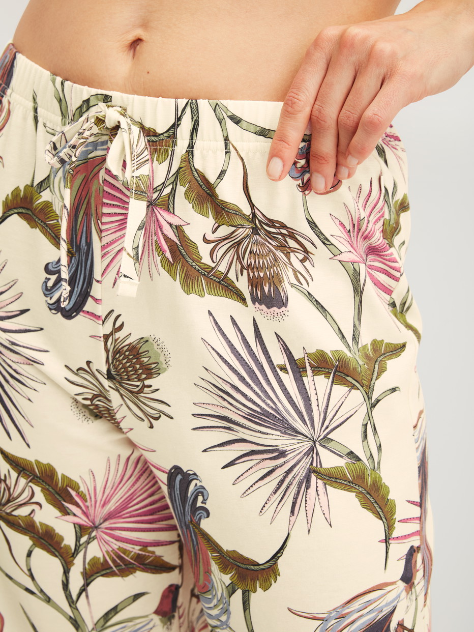 Damen-Model trägt 7/8-Pyjamahose aus 100% Baumwolle in Beige, Floral aus Serie Favourites Arts von CALIDA, Detail