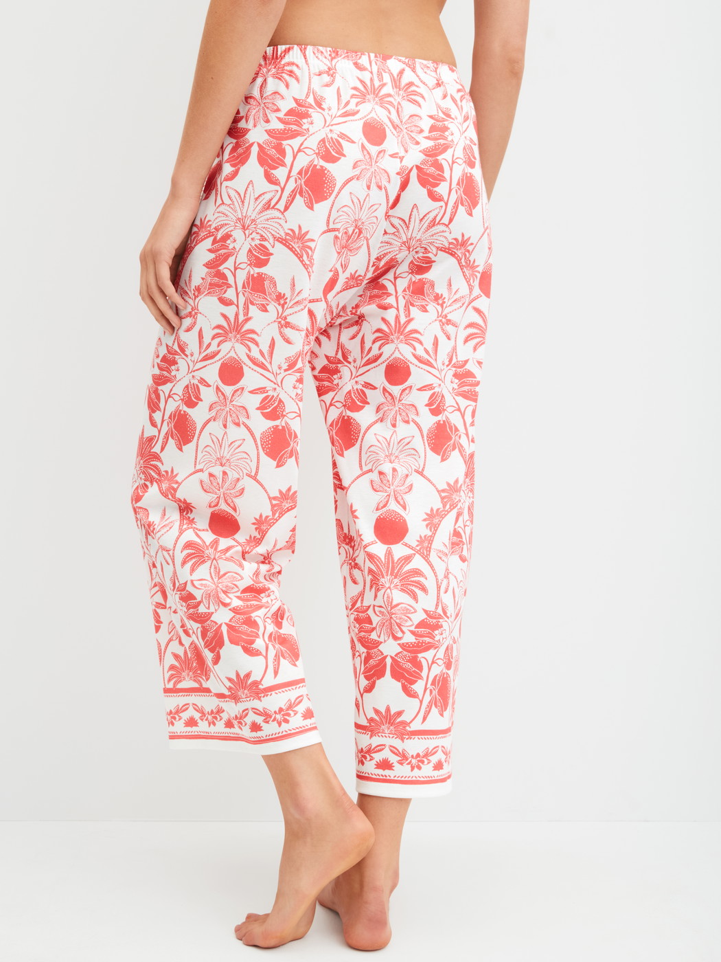 Le mannequin Femme porte le/la Pantalon de pyjama 7/8 en 100% coton de couleur Orange, Floral, de la série Favourites Beach de CALIDA, Vue arrière