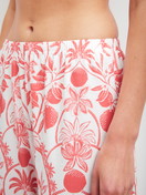Le mannequin Femme porte le/la Pantalon de pyjama 7/8 en 100% coton de couleur Orange, Floral, de la série Favourites Beach de CALIDA, Détail