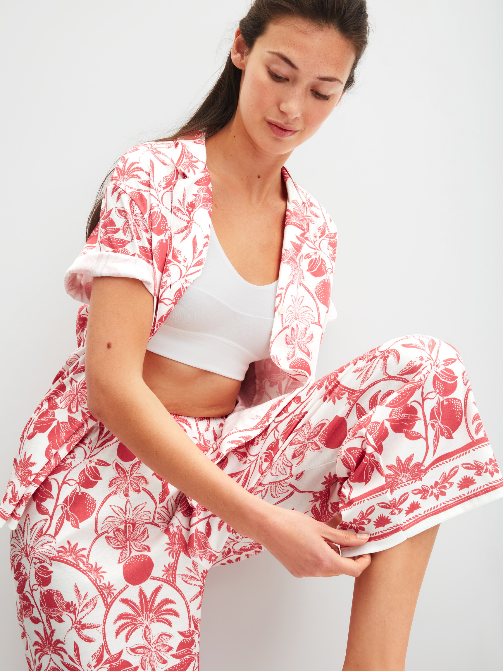 La modella / Il modello Donna indossa 7/8 Pantaloni pigiama in 100% cotone di colore Arancione, Floreale, della serie Favourites Beach di CALIDA, Immagine aggiuntiva