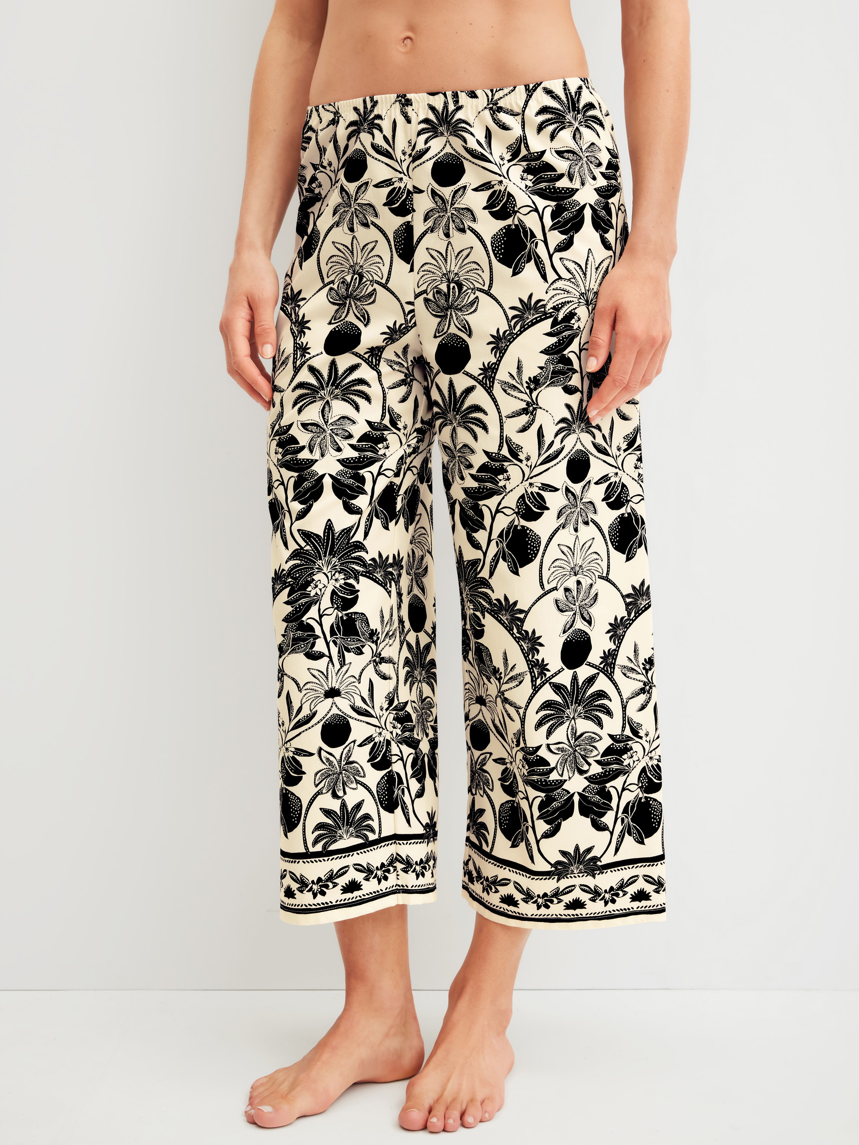 Damen-Model trägt 7/8-Pyjamahose aus 100% Baumwolle in Schwarz, Floral aus Serie Favourites Layering von CALIDA, Vorderansicht