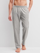 Herren-Model trägt Flanellhose mit Seitentaschen aus Flanell in Grau, Gemustert aus Serie RMX Flannel Mood von CALIDA, Vorderansicht