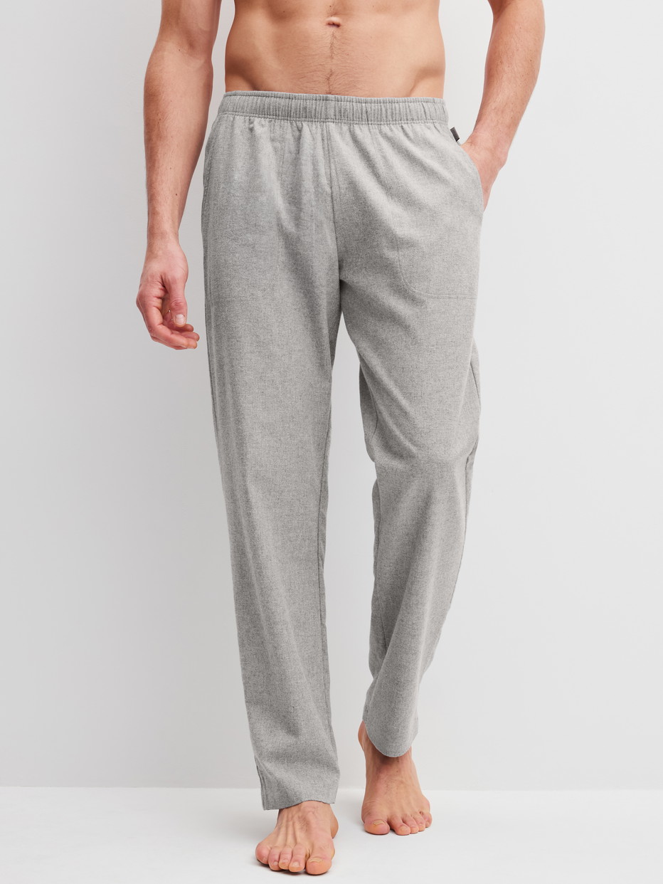 Herren-Model trägt Flanellhose mit Seitentaschen aus Flanell in Grau, Gemustert aus Serie RMX Flannel Mood von CALIDA, Vorderansicht