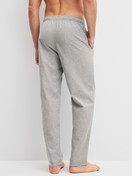 Herren-Model trägt Flanellhose mit Seitentaschen aus Flanell in Grau, Gemustert aus Serie RMX Flannel Mood von CALIDA, Rückansicht