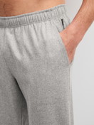 Herren-Model trägt Flanellhose mit Seitentaschen aus Flanell in Grau, Gemustert aus Serie RMX Flannel Mood von CALIDA, Detail