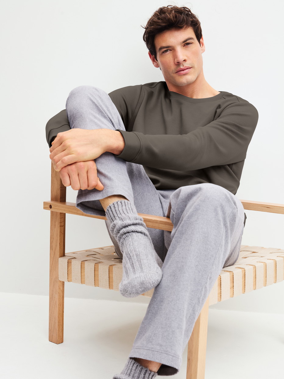 Herren-Model trägt Flanellhose mit Seitentaschen aus Flanell in Grau, Gemustert aus Serie RMX Flannel Mood von CALIDA, Zusatzbild