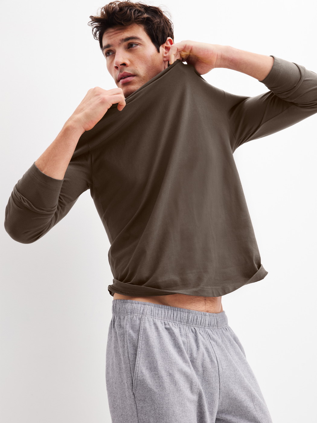 Herren-Model trägt Flanellhose mit Seitentaschen aus Flanell in Grau, Gemustert aus Serie RMX Flannel Mood von CALIDA, Zusatzbild