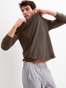 Herren-Model trägt Flanellhose mit Seitentaschen aus Flanell in Grau, Gemustert aus Serie RMX Flannel Mood von CALIDA, Zusatzbild