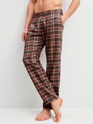 La modella / Il modello Uomo indossa Pantaloni in flanella con tasche laterali in Cotone di colore Marrone, A scacchi, della serie RMX Flannel Mood di CALIDA, Vista frontale