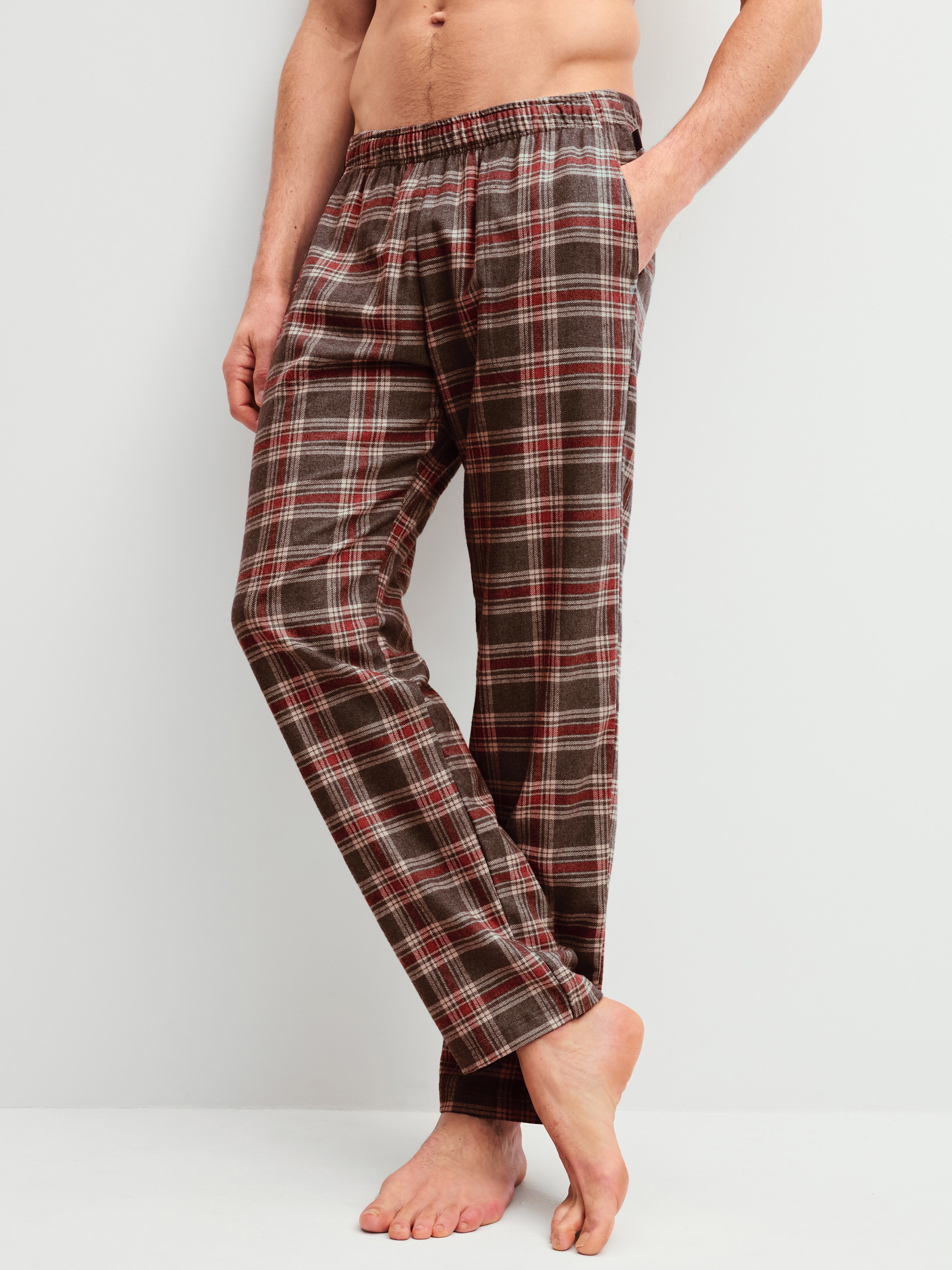 La modella / Il modello Uomo indossa Pantaloni in flanella con tasche laterali in Cotone di colore Marrone, A scacchi, della serie RMX Flannel Mood di CALIDA, Vista frontale