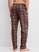 La modella / Il modello Uomo indossa Pantaloni in flanella con tasche laterali in Cotone di colore Marrone, A scacchi, della serie RMX Flannel Mood di CALIDA, Vista posteriore