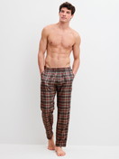 La modella / Il modello Uomo indossa Pantaloni in flanella con tasche laterali in Cotone di colore Marrone, A scacchi, della serie RMX Flannel Mood di CALIDA, Abbigliamento