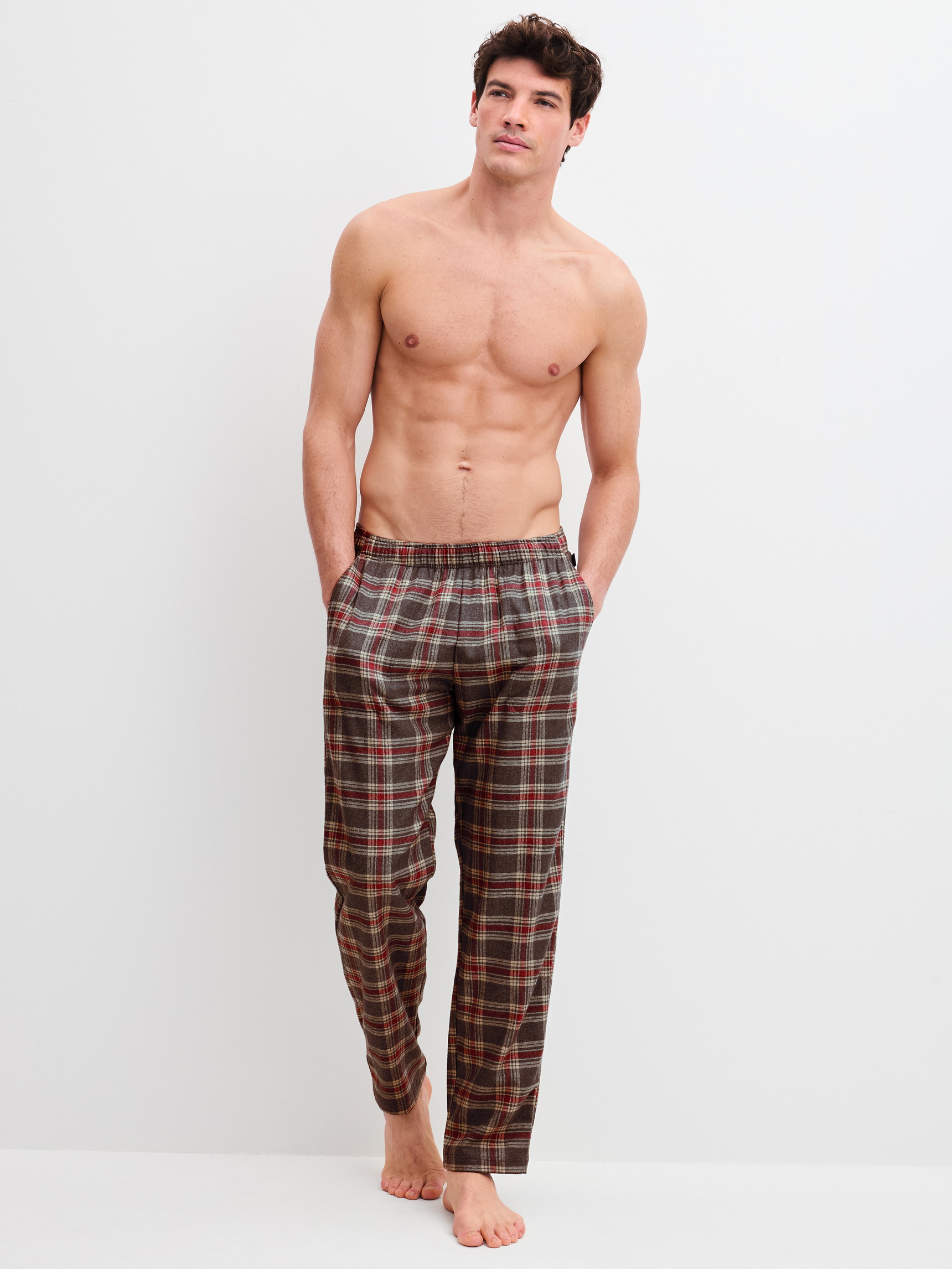 La modella / Il modello Uomo indossa Pantaloni in flanella con tasche laterali in Cotone di colore Marrone, A scacchi, della serie RMX Flannel Mood di CALIDA, Abbigliamento