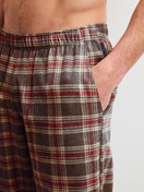 La modella / Il modello Uomo indossa Pantaloni in flanella con tasche laterali in Cotone di colore Marrone, A scacchi, della serie RMX Flannel Mood di CALIDA, Dettaglio