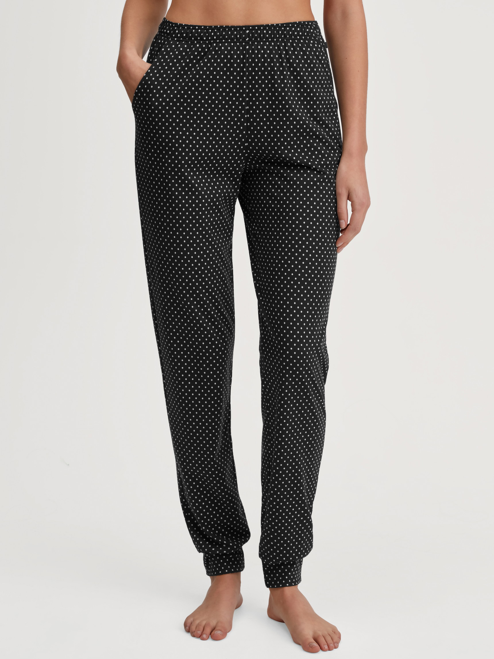 Le mannequin Femme porte le/la Bas de pyjama avec poignets en Coton de couleur Noir, À motifs, de la série Favourites Journey de CALIDA, Vue de face