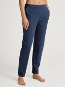 Damen-Model trägt Pyjamahose aus 100% Baumwolle in Blau, Einfarbig aus Serie Favourites Sleep von CALIDA, Vorderansicht