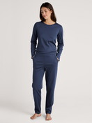 Damen-Model trägt Pyjamahose aus 100% Baumwolle in Blau, Einfarbig aus Serie Favourites Sleep von CALIDA, Outfit