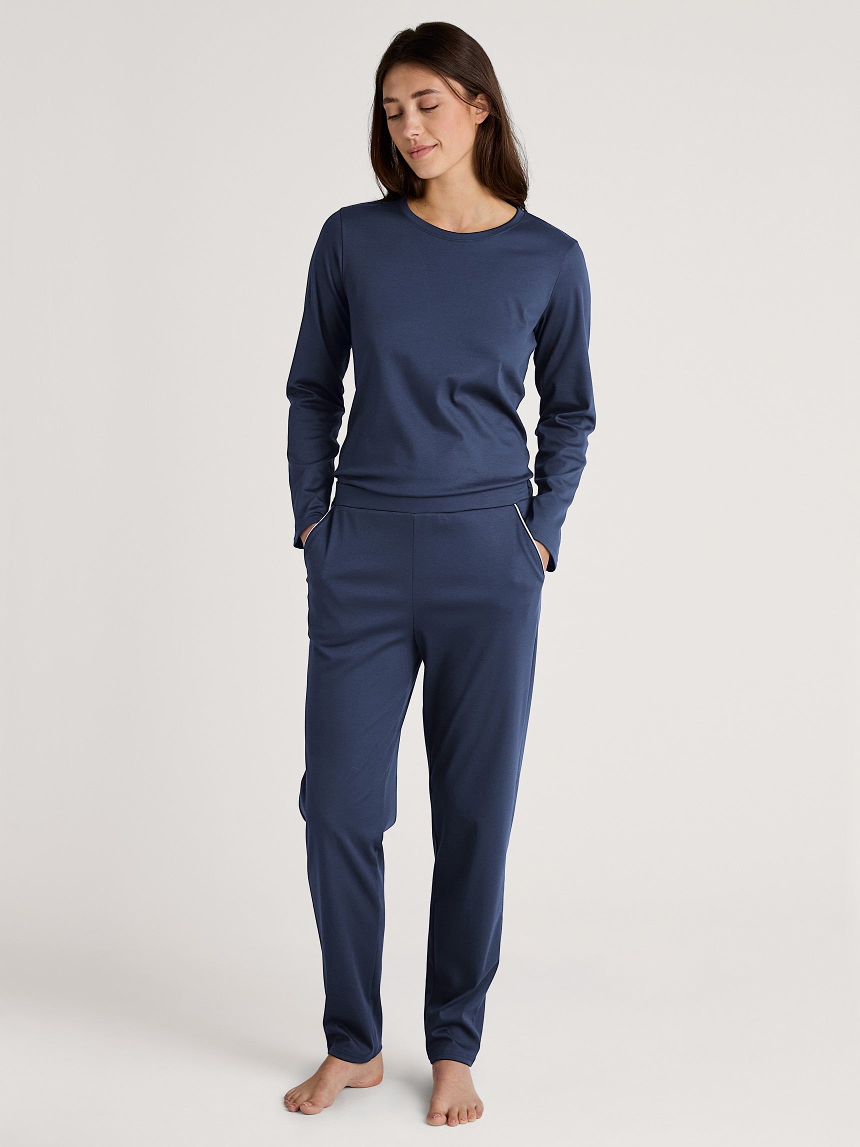 La modella / Il modello Donna indossa Pantaloni pigiama in 100% cotone di colore Blu, Tinta unita, della serie Favourites Sleep di CALIDA, Abbigliamento