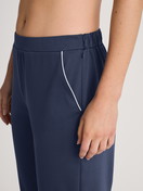 Damen-Model trägt Pyjamahose aus 100% Baumwolle in Blau, Einfarbig aus Serie Favourites Sleep von CALIDA, Detail