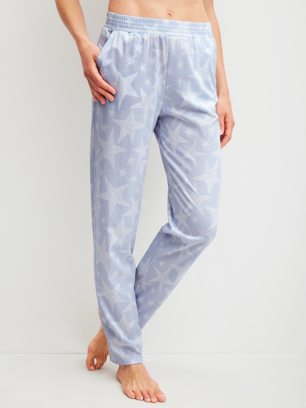 Damen-Model trägt Pyjamahose aus 100% Baumwolle in Blau, Gemustert aus Serie Favourites Cosy von CALIDA, Vorderansicht