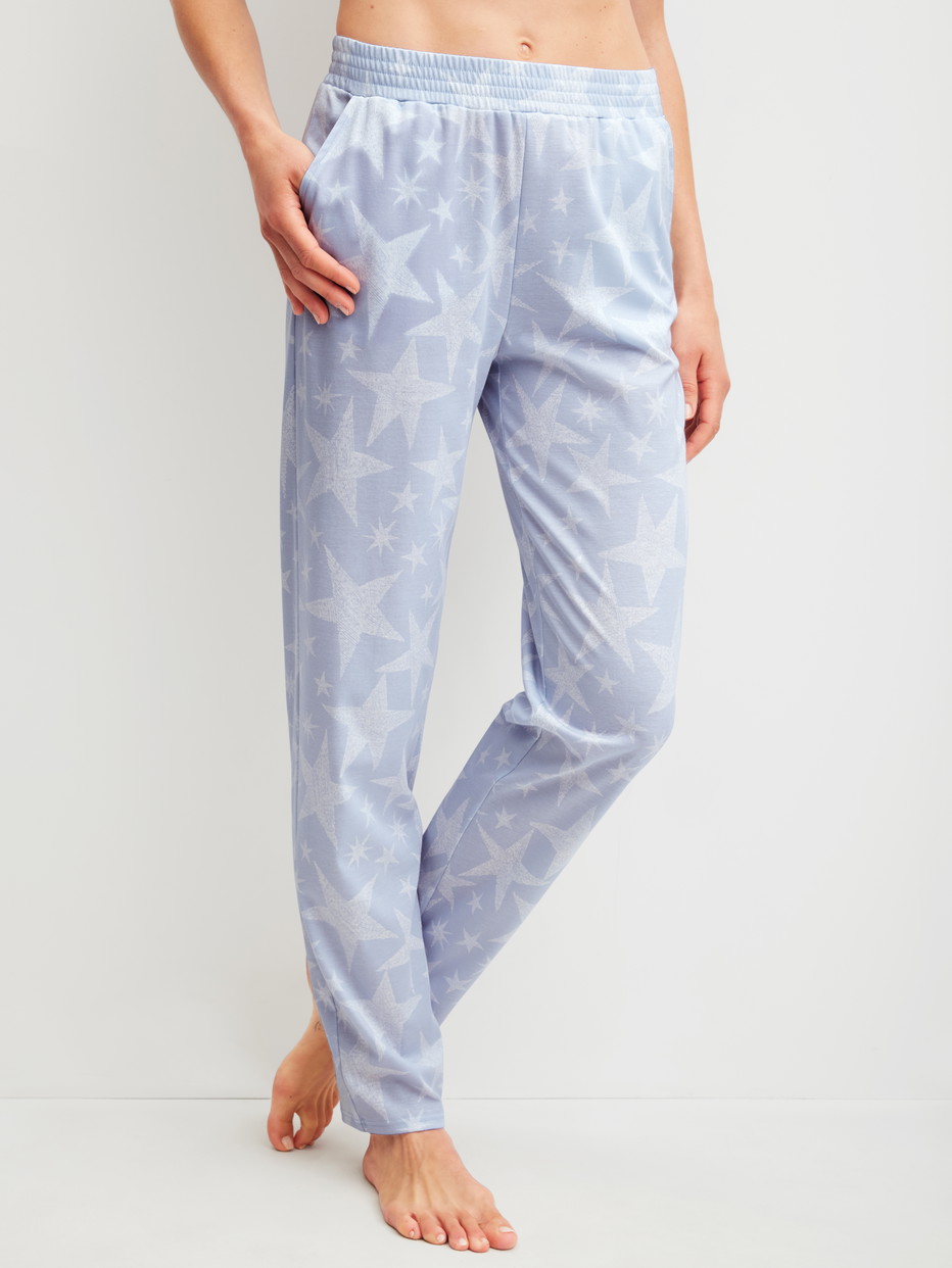 Damen-Model trägt Pyjamahose aus 100% Baumwolle in Blau, Gemustert aus Serie Favourites Cosy von CALIDA, Vorderansicht