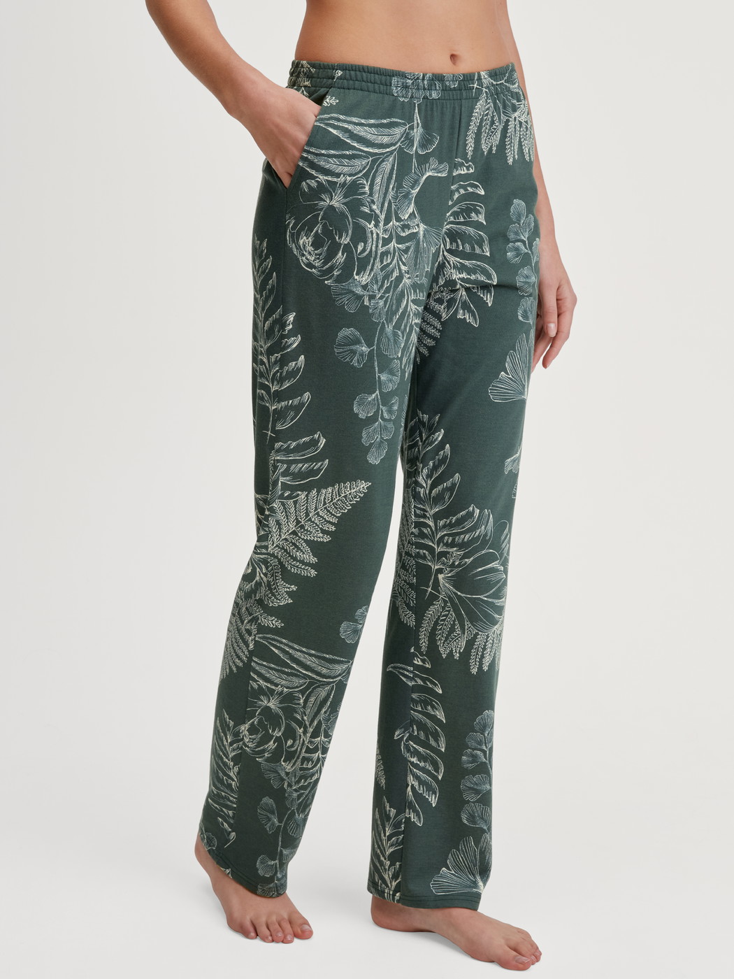 Le mannequin Femme porte le/la Bas de pyjama en Coton de couleur Vert, Floral, de la série Favourites Botanic de CALIDA, Vue de face