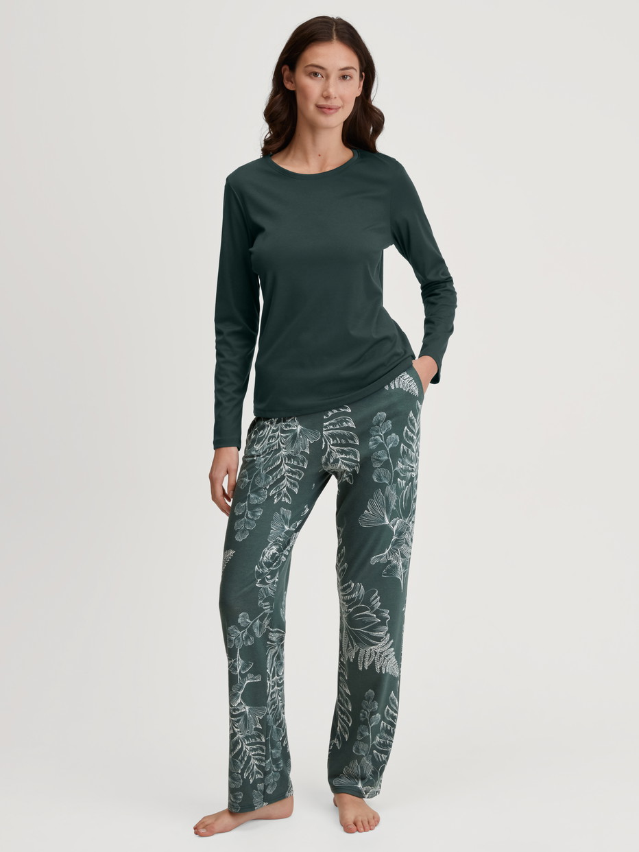 Le mannequin Femme porte le/la Bas de pyjama en Coton de couleur Vert, Floral, de la série Favourites Botanic de CALIDA, Tenue