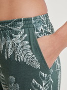 Le mannequin Femme porte le/la Bas de pyjama en Coton de couleur Vert, Floral, de la série Favourites Botanic de CALIDA, Détail