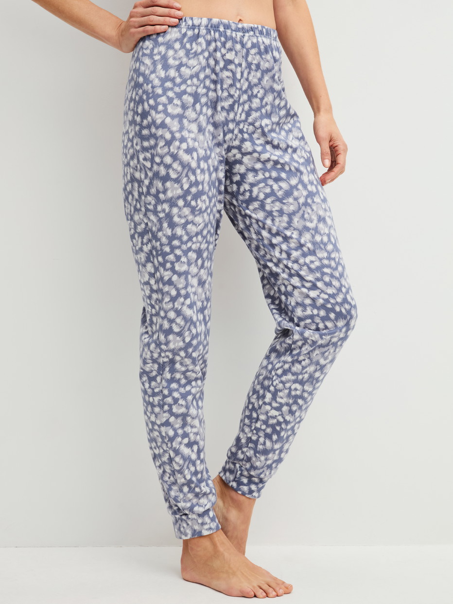 Damen-Model trägt Pyjamahose aus 100% Baumwolle in Blau, Floral aus Serie Sleep Over M&M von CALIDA, Vorderansicht