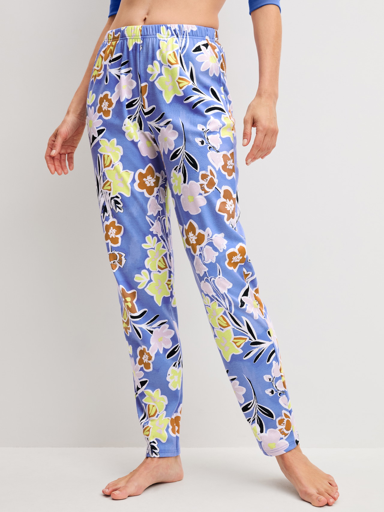 CALIDA Late Bloom M&M Pyjamahosefür Damen, L, Blau, Geradlinige Silhouette mit lebendigem Blumenmuster und praktischen Eingriffstaschen