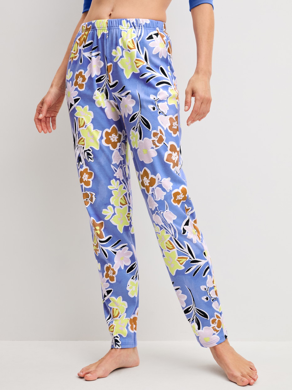 Damen-Model trägt Pyjamahose aus 100% Baumwolle in Blau, Floral aus Serie Late Bloom M&M von CALIDA, Vorderansicht