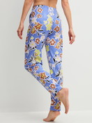 Damen-Model trägt Pyjamahose aus 100% Baumwolle in Blau, Floral aus Serie Late Bloom M&M von CALIDA, Rückansicht