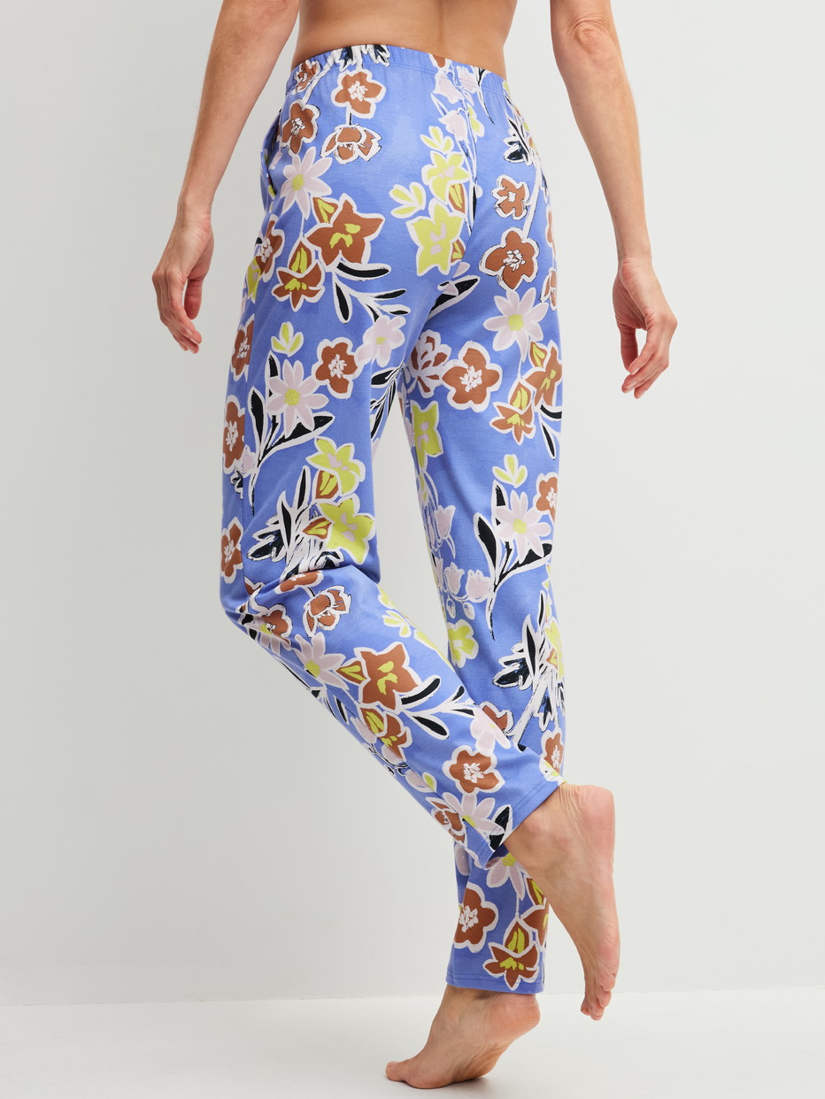 Damen-Model trägt Pyjamahose aus 100% Baumwolle in Blau, Floral aus Serie Late Bloom M&M von CALIDA, Rückansicht