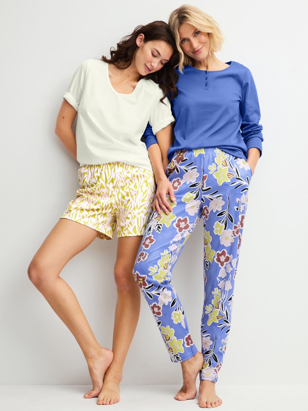 Damen-Model trägt Pyjamahose aus 100% Baumwolle in Blau, Floral aus Serie Late Bloom M&M von CALIDA, Zusatzbild
