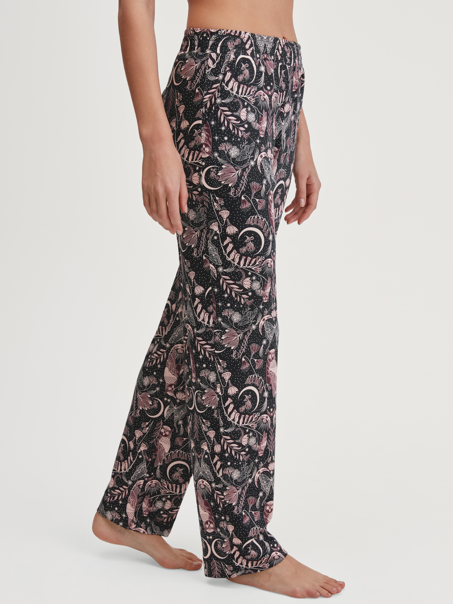 Women model is wearing Loungepants made from TENCEL™ modal and silk made of Modal in Black, Patterned from the Favourites Seduction series by CALIDA, Front view