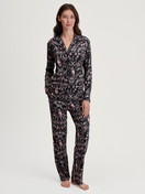 Damen-Model trägt Loungehose aus TENCEL™ Modal und Seide aus Modal in Schwarz, Gemustert aus Serie Favourites Seduction von CALIDA, Outfit