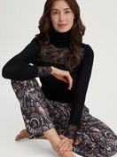 Damen-Model trägt Loungehose aus TENCEL™ Modal und Seide aus Modal in Schwarz, Gemustert aus Serie Favourites Seduction von CALIDA, Vorderansicht