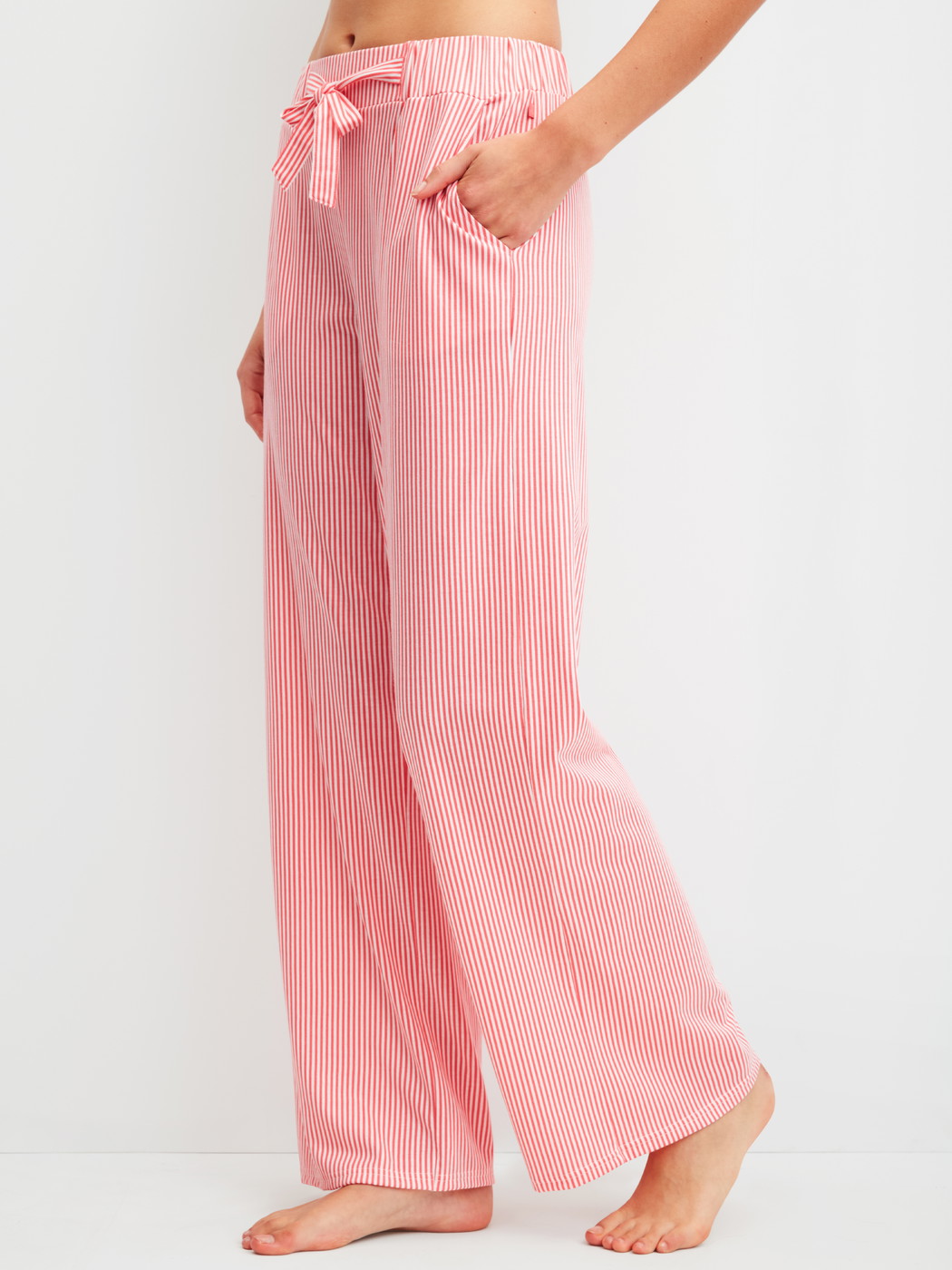 Damen-Model trägt Pyjamahose aus Baumwolle in Orange, Gestreift aus Serie Favourites Beach von CALIDA, Vorderansicht