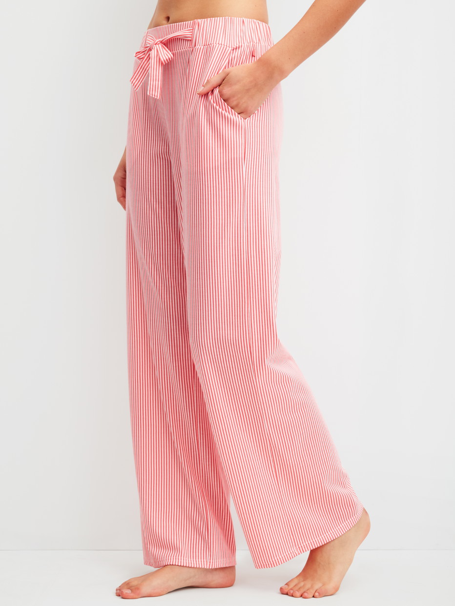 Damen-Model trägt Pyjamahose aus Baumwolle in Orange, Gestreift aus Serie Favourites Beach von CALIDA, Vorderansicht