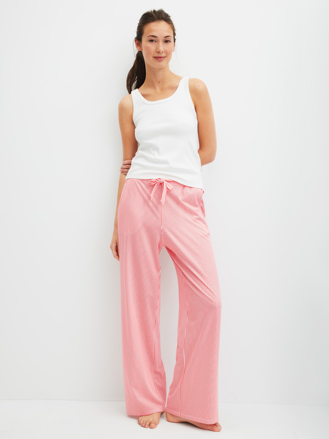 Damen-Model trägt Pyjamahose aus Baumwolle in Orange, Gestreift aus Serie Favourites Beach von CALIDA, Outfit