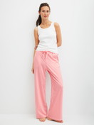 Damen-Model trägt Pyjamahose aus Baumwolle in Orange, Gestreift aus Serie Favourites Beach von CALIDA, Outfit