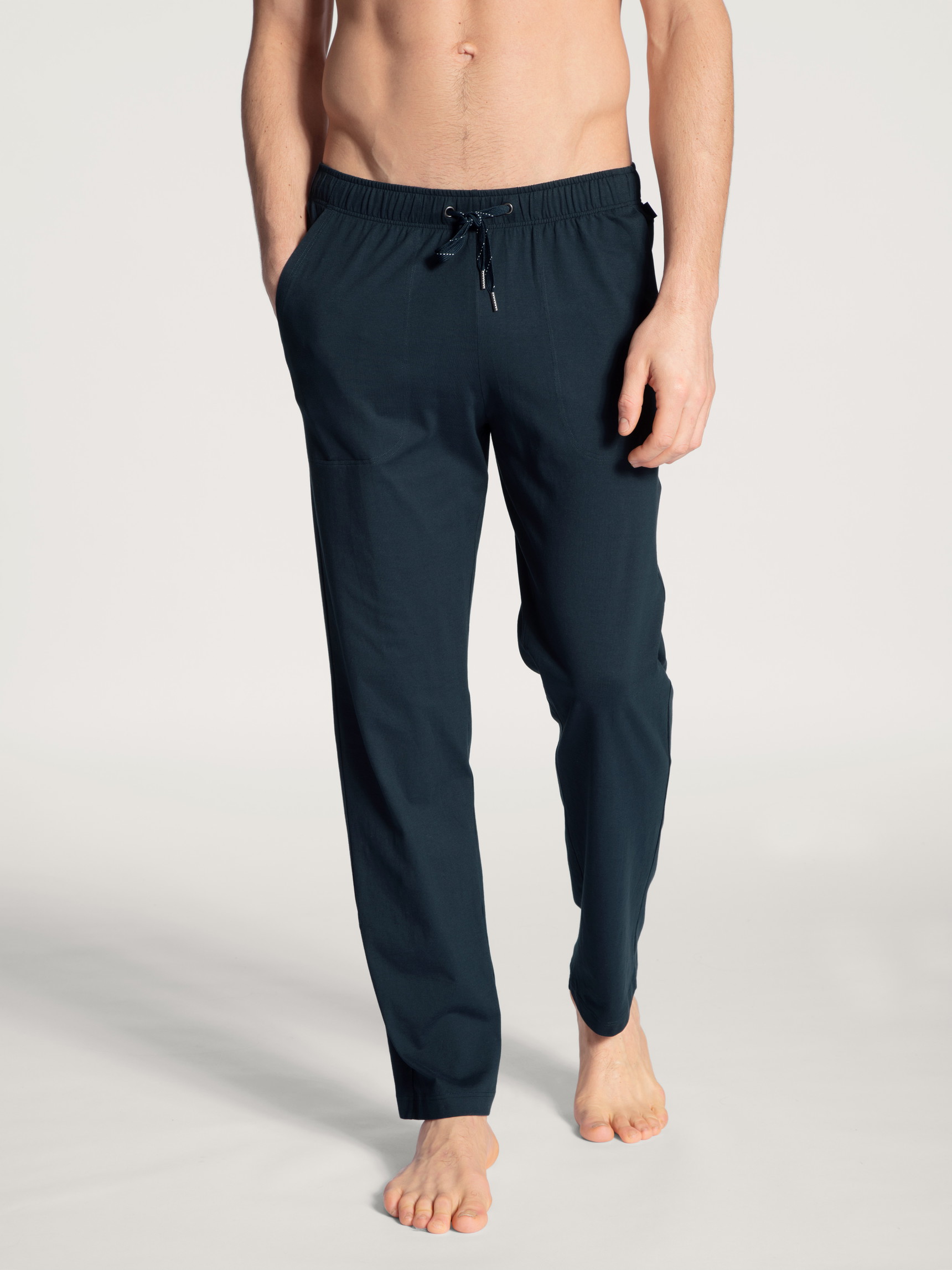 Herren-Model trägt Pants aus 100% Baumwolle in Blau, Einfarbig aus Serie Remix Basic Sleep von CALIDA, Vorderansicht